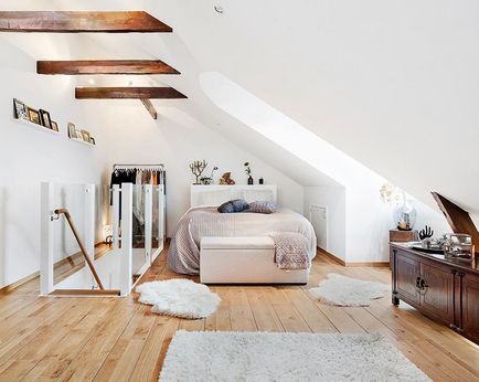 Scandinavă dormitor alb, design interior suedez al unui copil mic, model laconic al patului
