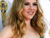 Scarlett Johansson face ea însăși manichiură și comprese corporale