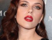 Scarlett Johansson face ea însăși manichiură și comprese corporale