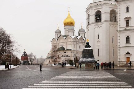Piața principală a Kremlinului este decorată cu principalul pom de Crăciun al țării
