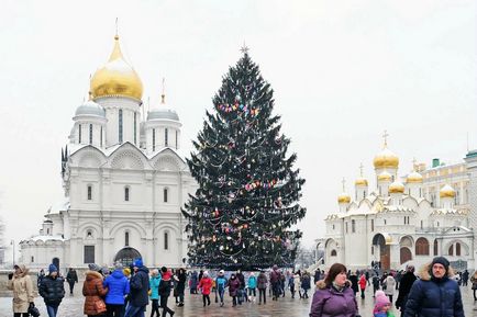 Соборну площу кремля прикрашає головна новорічна ялинка країни