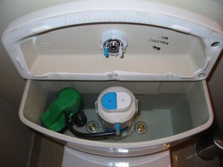 Conectarea rezervorului la toaletă depinde de amplasarea acestuia în sistem