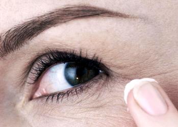 Поради по догляду навколо очей від 45-річної жінки