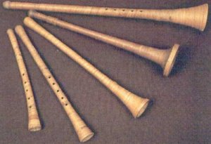 Старовинний музичний інструмент ріжок, домриста росії - домра, російська народна музика