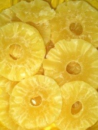 Сушені ананаси корисний перекус
