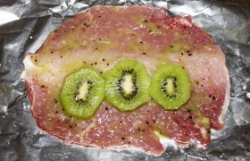 Carne de porc cu kiwi în folie - fotorecepție pas cu pas