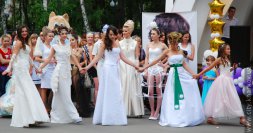 Hagyományos felvonulást a menyasszony tartott Gorky Park