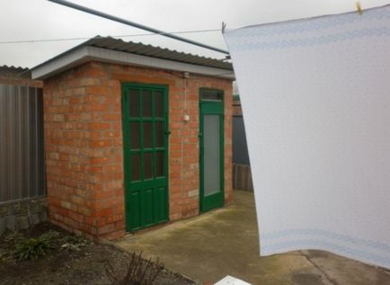 Toaletă pentru planificarea cabanei de vară, construcția, finisarea sălii de toaletă