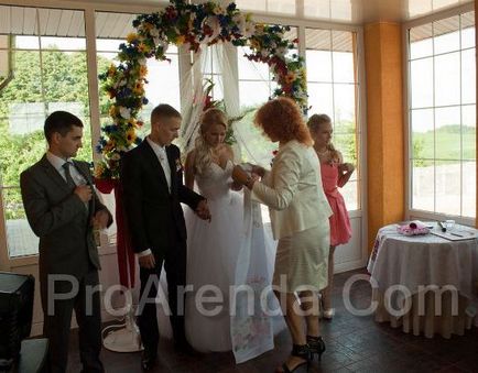 Homesteads silichi oferă o ceremonie de nuntă în afara orașului, cu privire la închirierea de tot