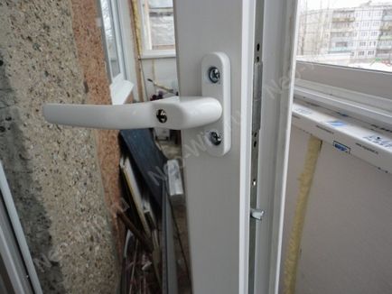 Instalarea unui balcon pe ambele părți mâner pe ușă - un copil în casă