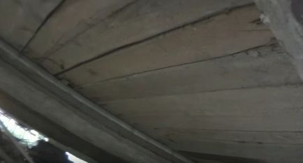 Încălzire în pardoseală în subsol într-o casă din lemn