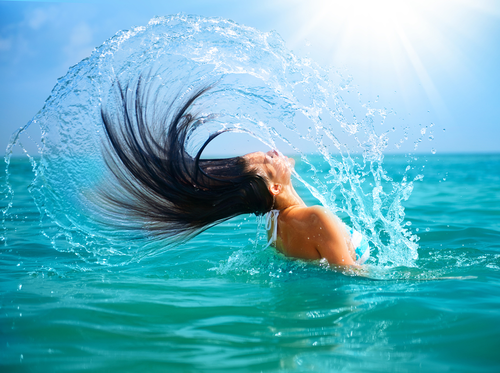 Îngrijirea părului în timp ce vă relaxați pe mare
