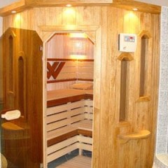 Baie cu cabine moderne cu saună proprie