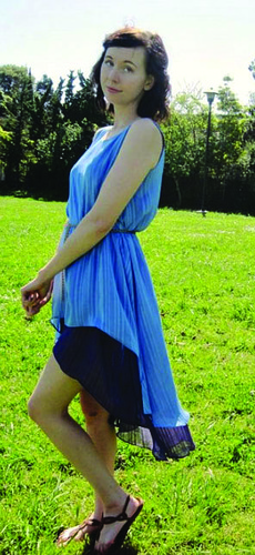 Model de rochie asimetrică ușoară, cu tivita dublă, cutie