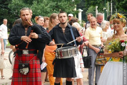 În parcul amar, a avut loc parada de mirese (foto, video), sala de concerte a Ucrainei, Kharkov, kkz