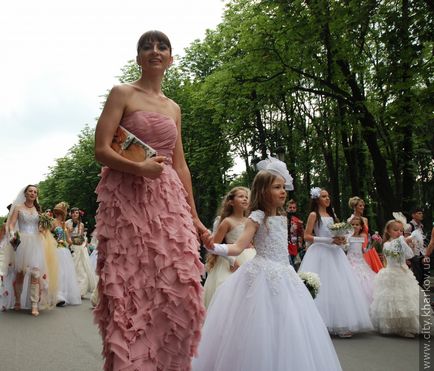 У парку гіркого відбувся vi парад наречених (фото, відео), концертний зал України, харків, ККЗ