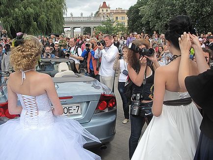 Toți bielorușii mirese parada-2013 în parcul din Minsk numit după fețele amare, cele mai frumoase din Belarus,