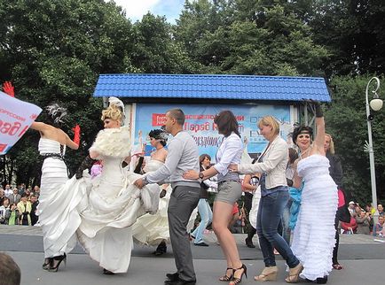Toți bielorușii mirese parada-2013 în parcul din Minsk numit după fețele amare, cele mai frumoase din Belarus,
