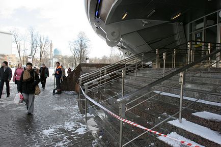 În tuneluri de metrou pompat apă - orașul - seara Petersburg