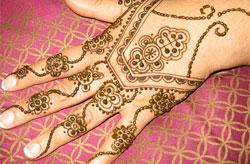 Henna, care culorează și vindecă