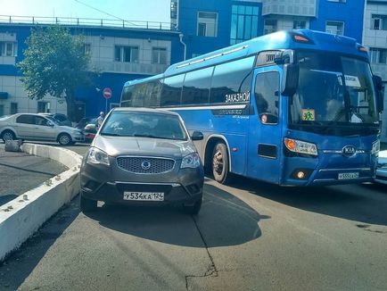 Am parcat ca un ciudat parcat în centrul unei mașini străine, blocat pentru două autobuze cu copii