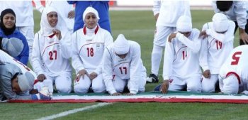 Interzicerea purtării de hijab elimină femeile din fotbal
