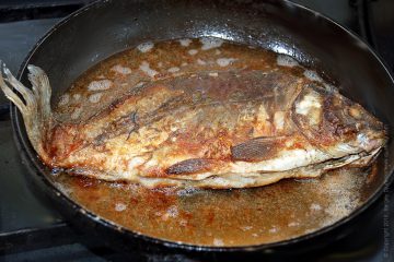 Смажений короп - маринована риба смажена з овочами