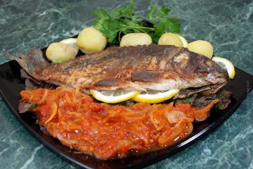 Смажений короп - маринована риба смажена з овочами