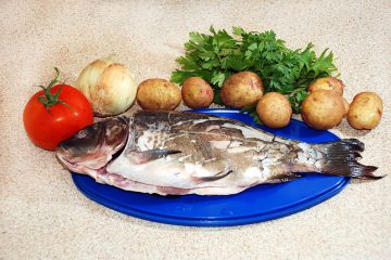 Crap prajit - pește marinat prăjit cu legume