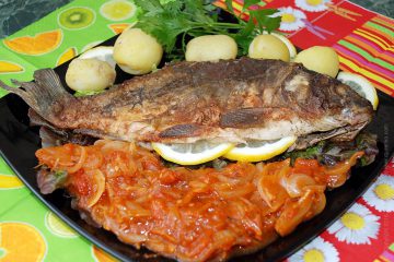 Crap prajit - pește marinat prăjit cu legume