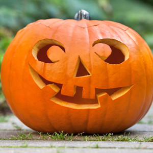 7 Decoruri de Halloween cool cu ​​mâinile tale, o casă frumoasă și o grădină