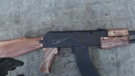 Avtomat Kalasnyikov egy fa kezével (AK-47 készen áll) Avtomat Kalasnyikov egy fa kezével