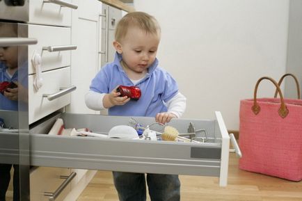 Безпечний простір для маленької дитини як убезпечити квартиру для малюків і вберегти