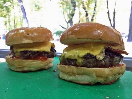 Üzleti saját kezével, mint a másik két össze egy önálló snack bár kerekek 50.000 $ (Obama Burger Truck) Üzleti saját kezével, mint a másik két össze egy önálló snack bár kerekek $ 50,000