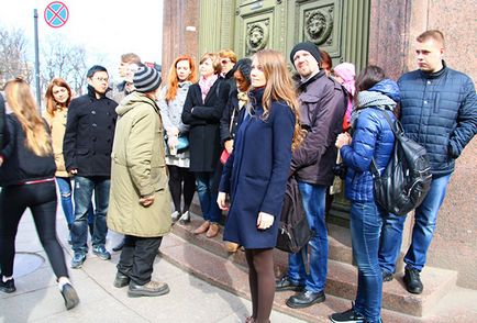 Бомж показує туристам справжній петербург росія подорожі