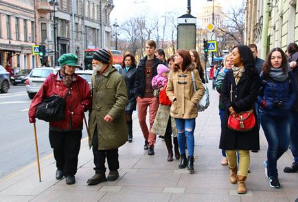 Apărarea fără adăpost arată turiștilor călătoria adevărată din Petersburgul rusiei