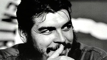 Che Guevara ca un desen pe un tricou și un simbol al știrilor despre libertate