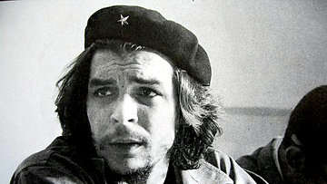 Che Guevara ca un desen pe un tricou și un simbol al știrilor despre libertate
