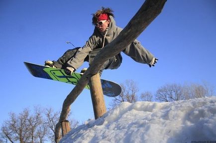 Jibbing a korlát egy snowboard