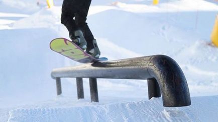 Gibbing pe șine pe un snowboard