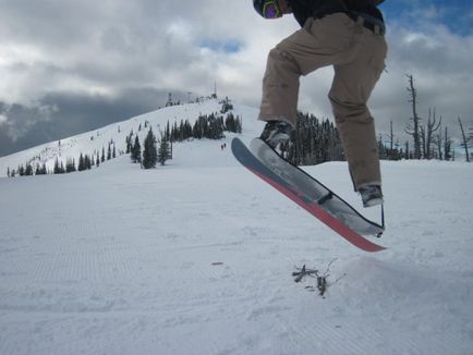 Gibbing pe șine pe un snowboard