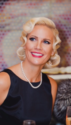 Elena bat feltárta a titkot, hófehér mosoly 2 (mosolyog) Elena bat feltárta a titkot hófehér mosoly 2