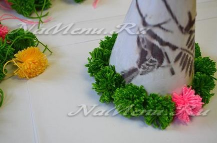 Herringbone din pompoms cu mâinile ei (Anul Nou) Herringbone din pompoms propriile mâini