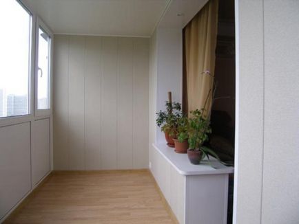 Fotografie de variante de aplicare a diferitelor materiale pentru decorarea balcoanelor și a loggilor în interior, caracteristici