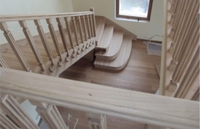 Г-подібні сходи дерев'яні - краще рішення для приміщень з обмеженим простором по