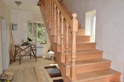 L-alakú, fából készült lépcső - a legjobb megoldás szobák korlátozott hely