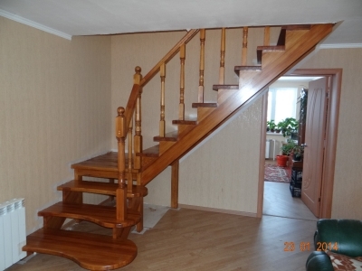 Г-подібні сходи дерев'яні - краще рішення для приміщень з обмеженим простором по