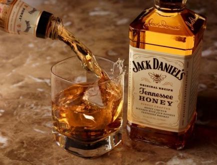 Am preparat whisky cu miere în cocktail-uri și ca o băutură separată