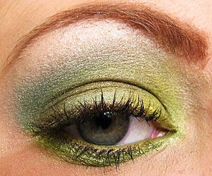 Смарагдовий макіяж підкреслюємо каре-зелені очі