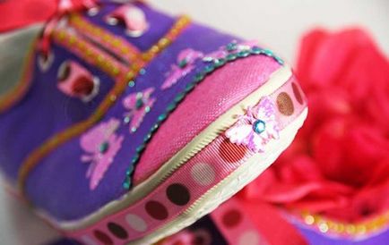 Hogyan lehet díszíteni cipő saját kezűleg segítségével festékek és műanyagok